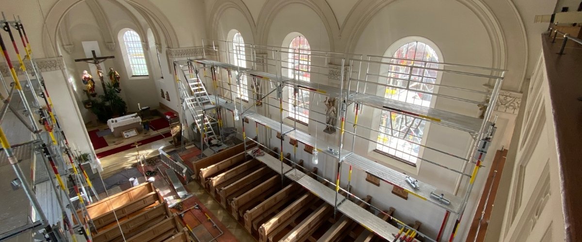 Kirchensanierung: Gerüst-Aufbau im Zeitraffer