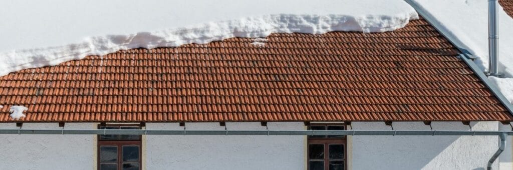 Schnee auf dem Hausdach
