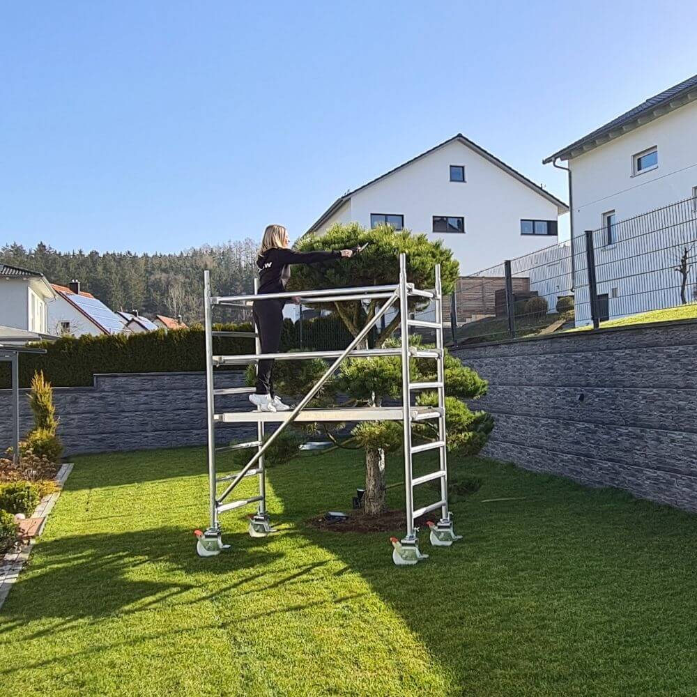 Rollgerüst 1,80 m x 0,75 m bei der Gartenarbeiten. Baum schneiden ist demnach kein Problem.