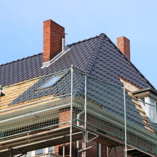 Dach mit einem Dachfanggerüst