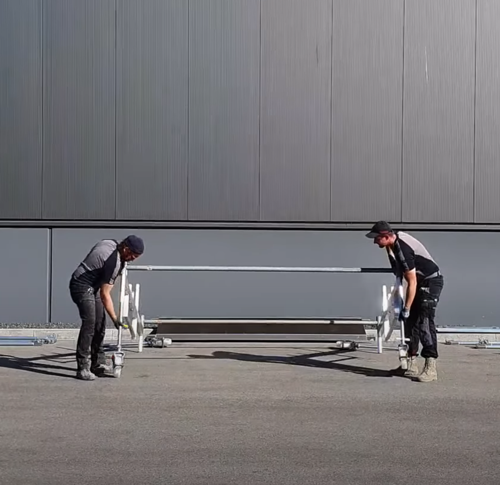Lenkrollen in die Fahrbalken stecken