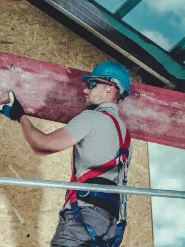 Mann mit Gerüstbohle