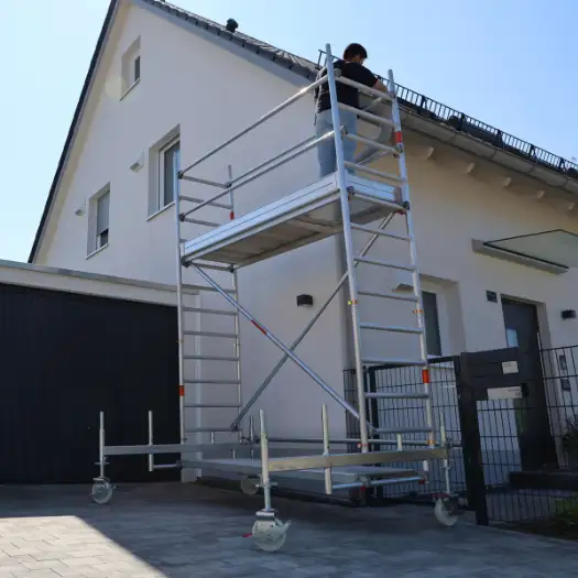Fahrbares Gerüst an der Hauswand