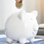 Sparschwein in weiß mit einem Post it: Jetzt Steuern sparen!