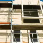 gebrauchtes Baugerüst an einer Hausfassade